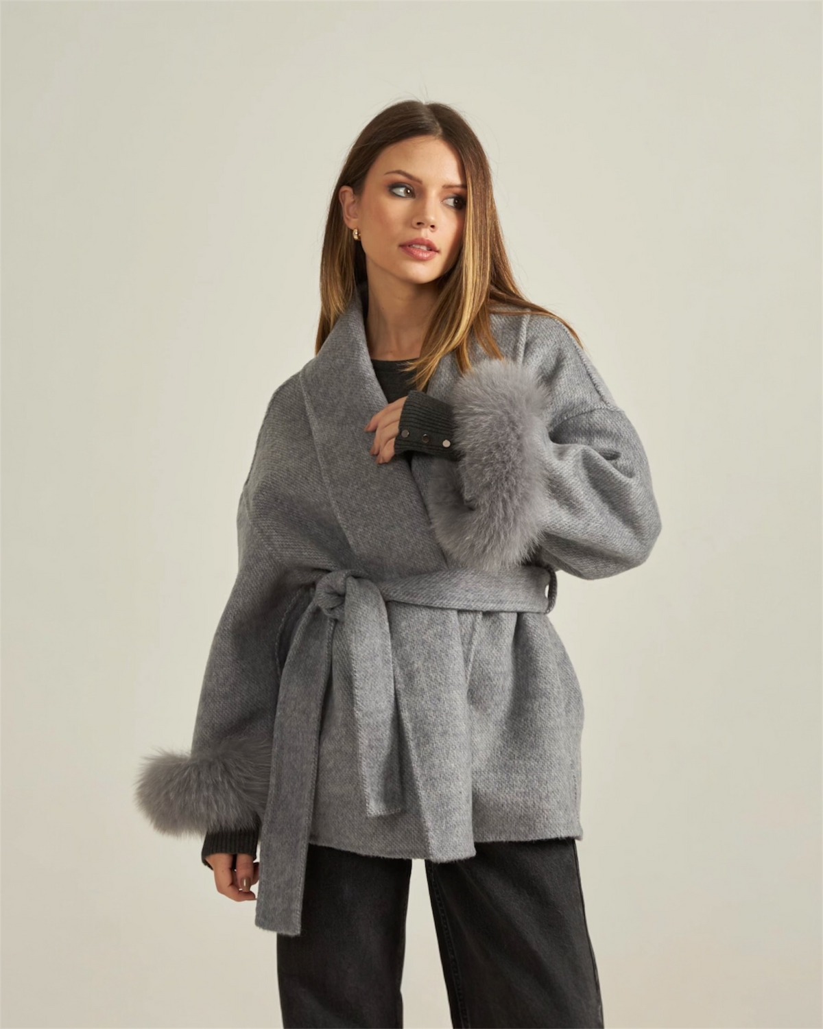 Kurzer Wollmantel mit Fellärmel - THE STOCKHOLM CLOUD Nuage grey