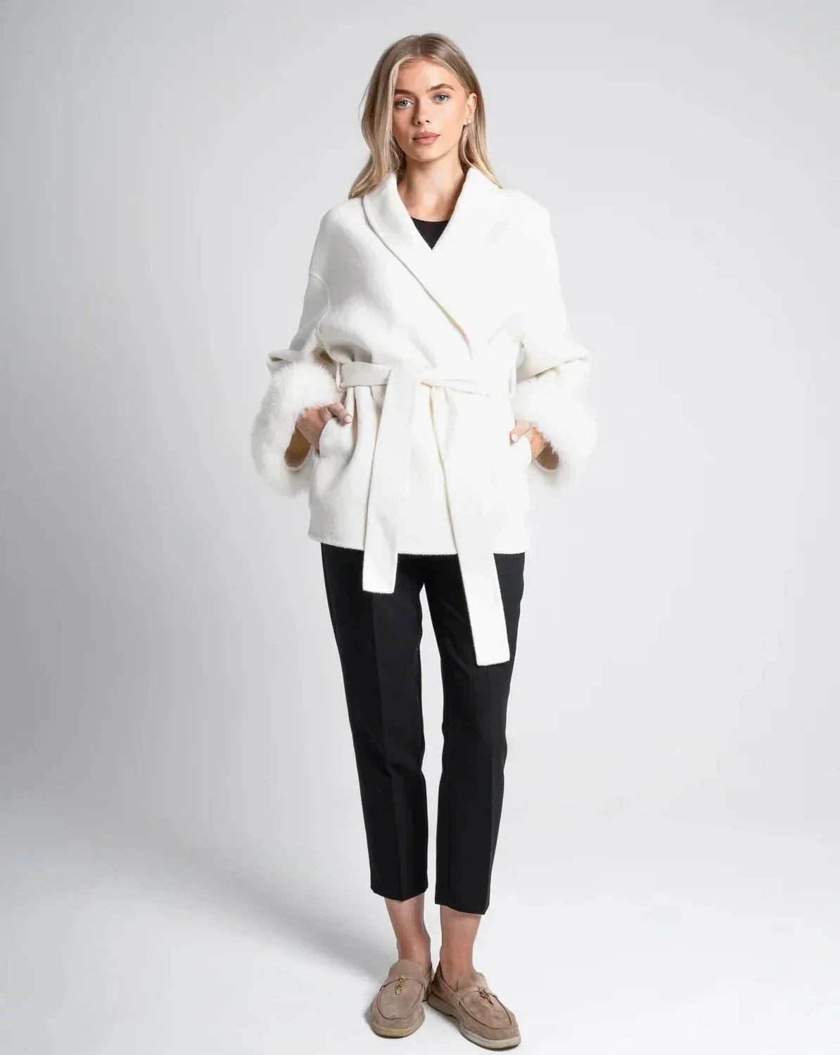 Kurzer Wollmantel mit Fellärmel - THE BERGEN SNOW creme white