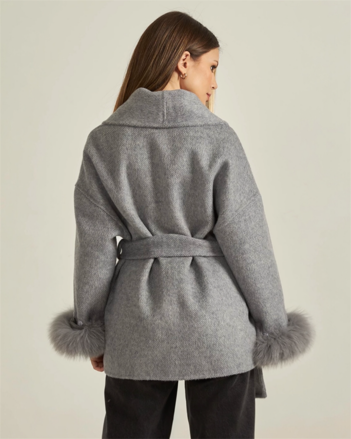 Kurzer Wollmantel mit Fellärmel - THE STOCKHOLM CLOUD Nuage grey