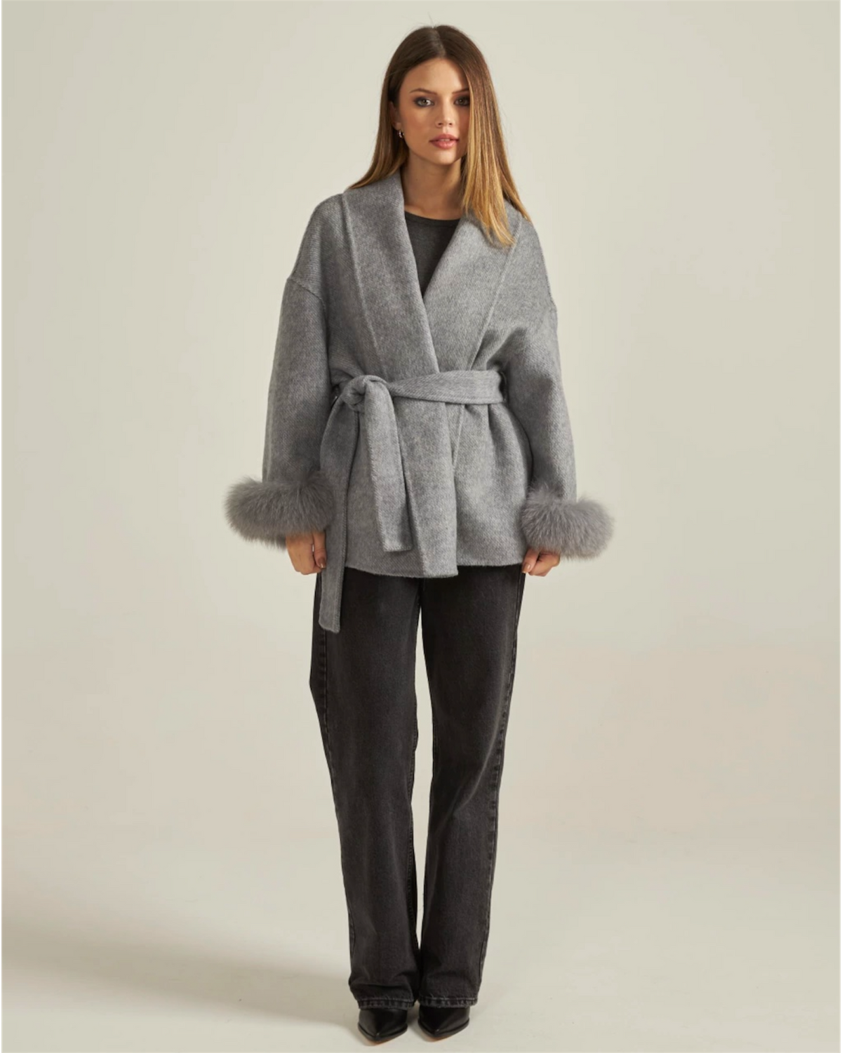 Kurzer Wollmantel mit Fellärmel - THE STOCKHOLM CLOUD Nuage grey