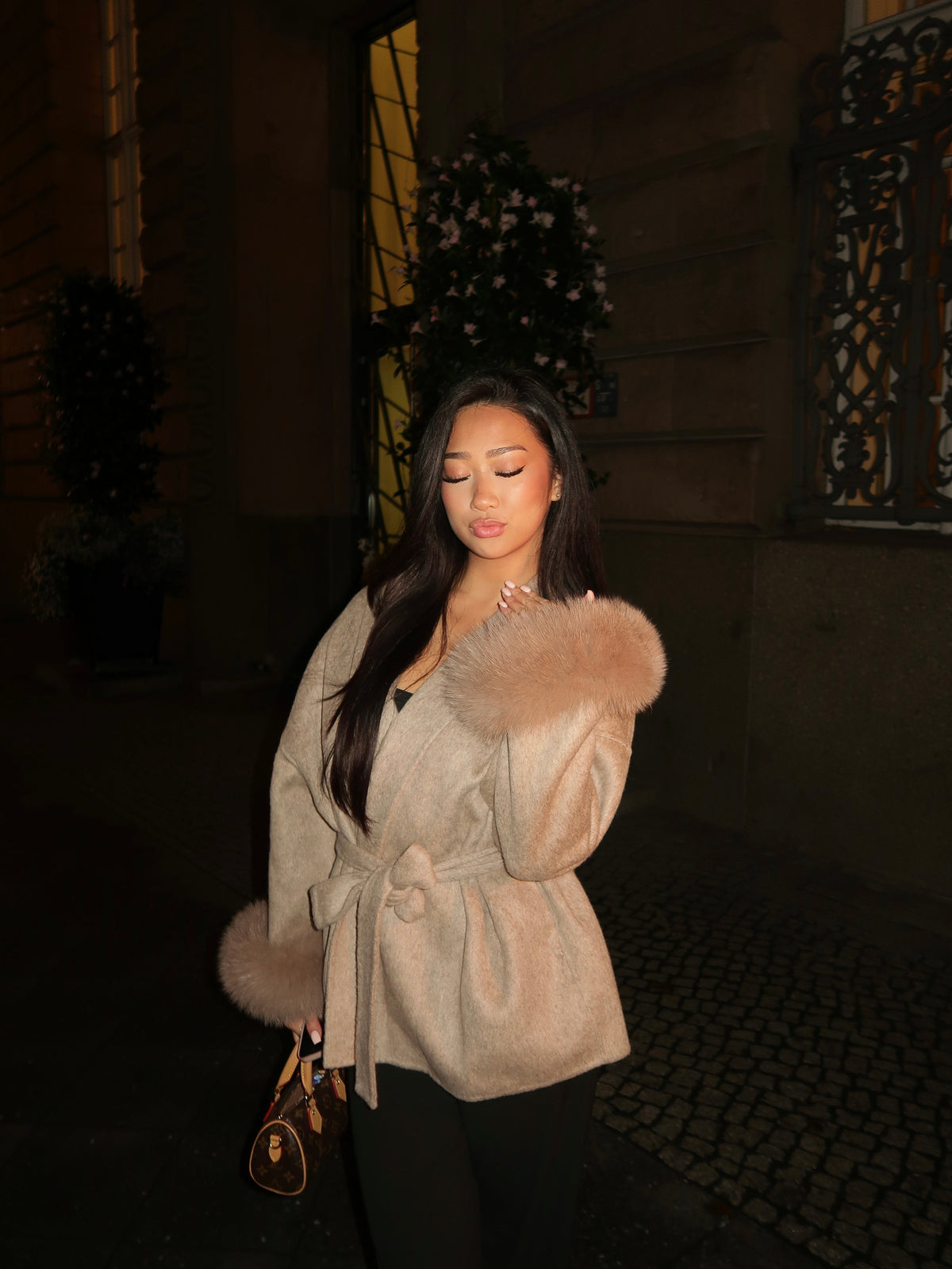 Kurzer Wollmantel mit Fellärmel - THE COPENHAGEN Taupe