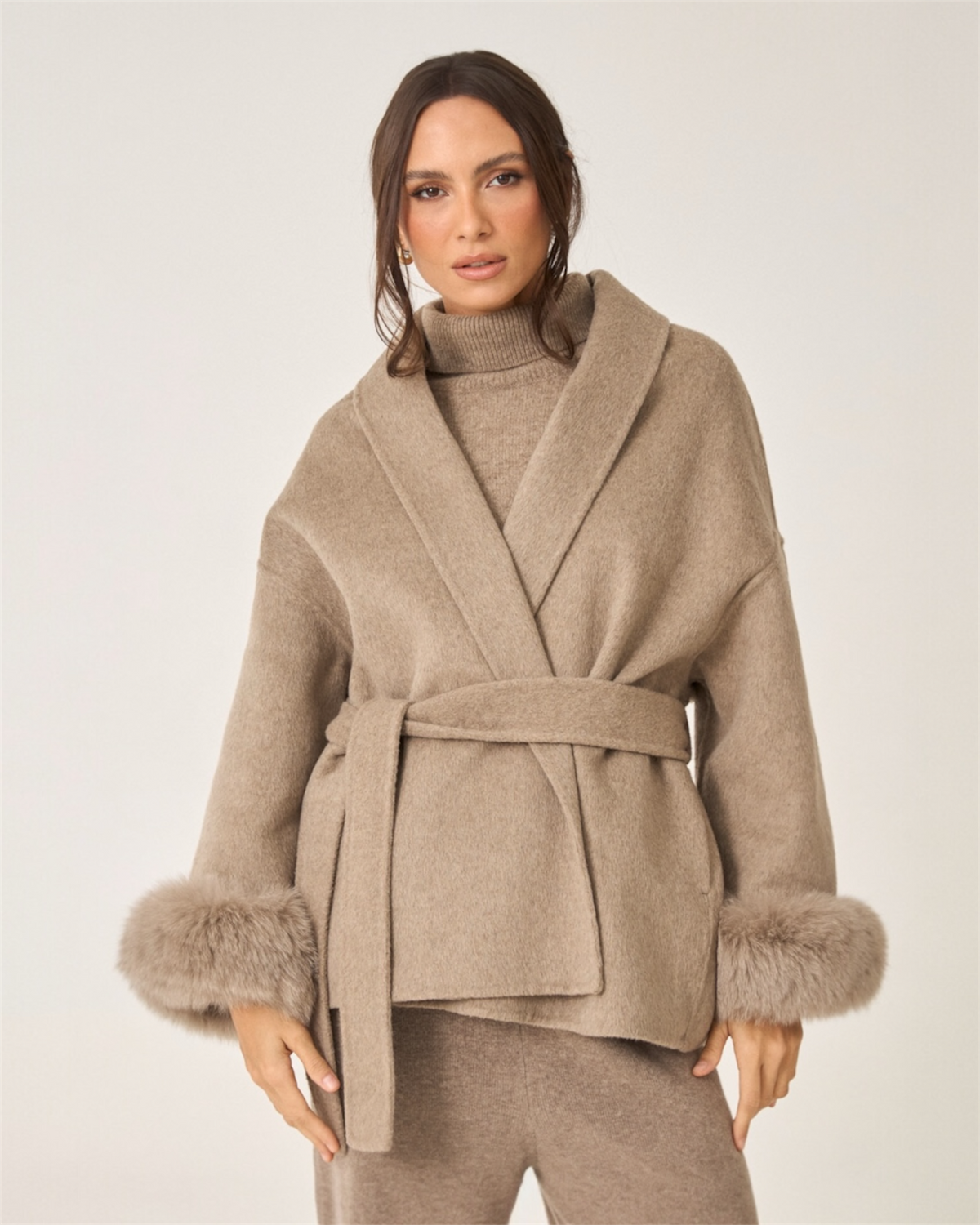 Kurzer Wollmantel mit Fellärmel - THE COPENHAGEN Taupe