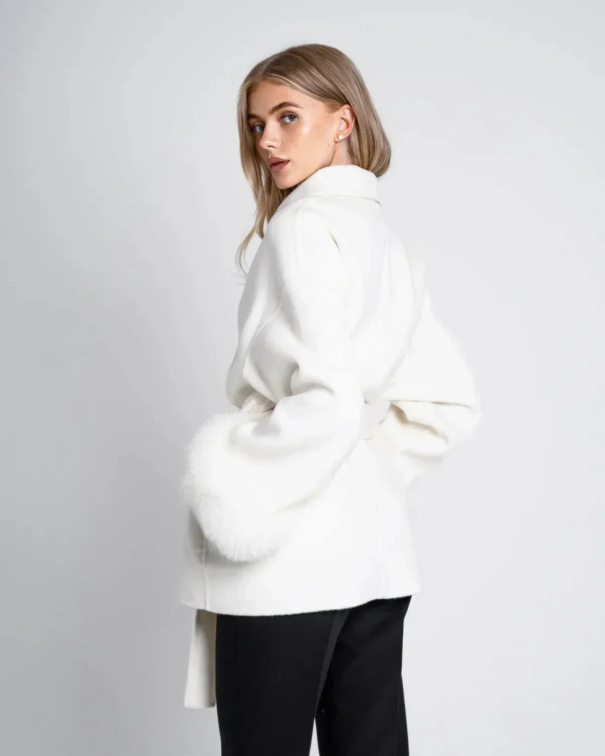 Kurzer Wollmantel mit Fellärmel - THE BERGEN SNOW creme white